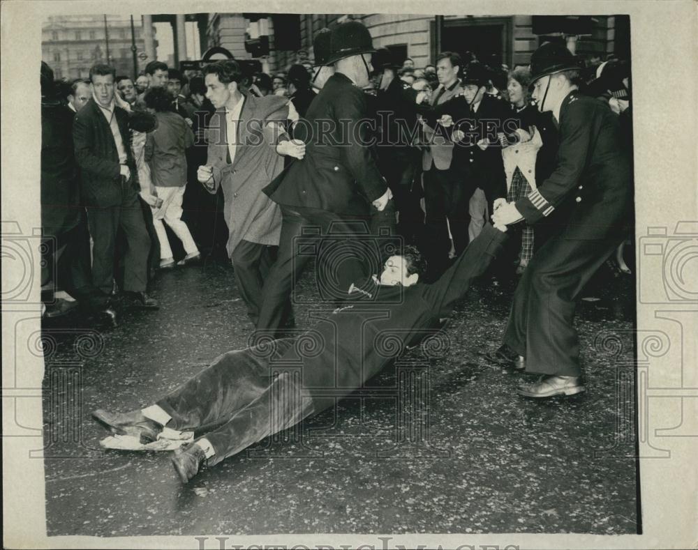 1961 Press Photo Police taking away one of the sit-down demonstrators - Historic Images