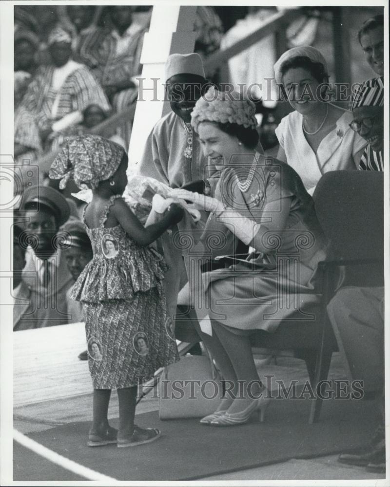 1961 Press Photo a tiny colored girl curtsies to the Queen - Historic Images