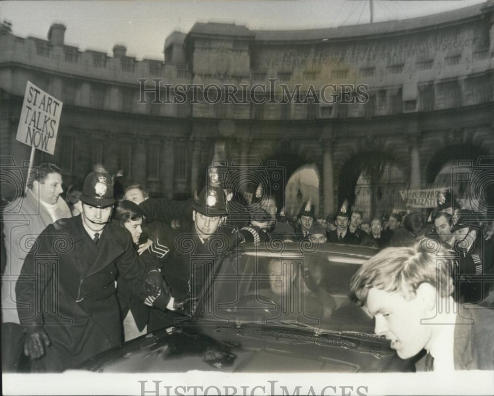 Press Photo Duncan Sandys holds a Peace-in-Rhodesia rally - Historic Images