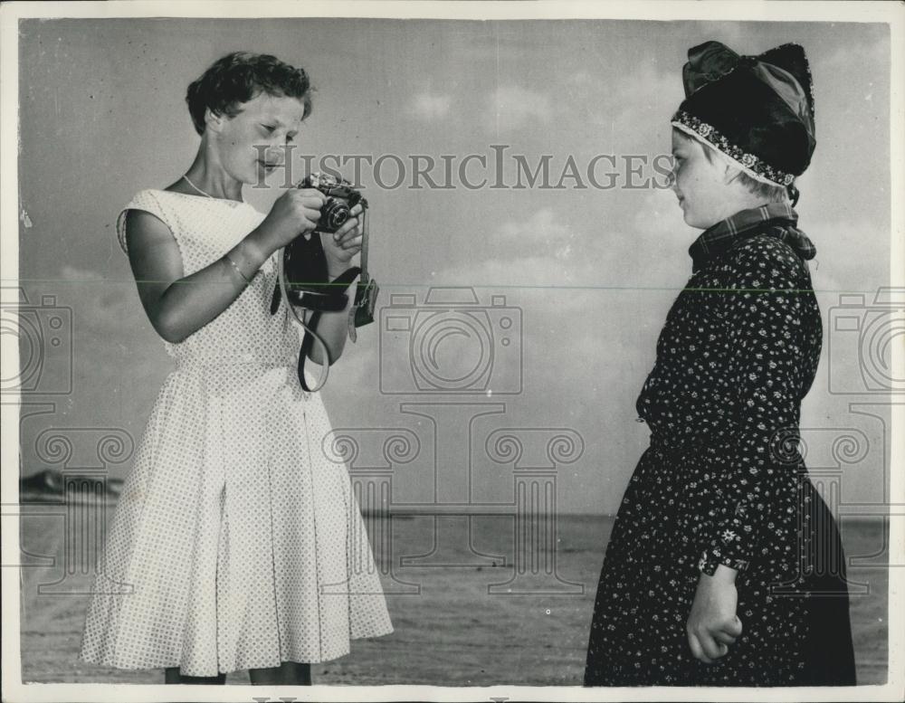 1955 Press Photo Princess Benedikte takes a snap of her friend Christina Rohde - Historic Images