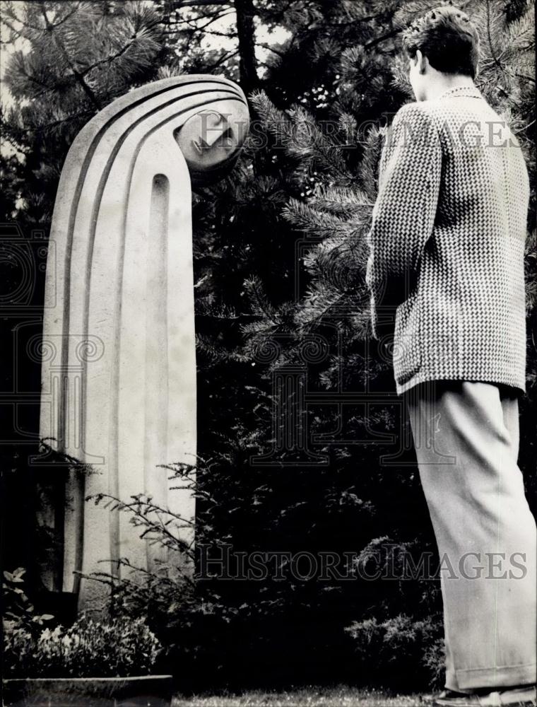 1956 Press Photo "Die Trauernde" of Prof. L. Grils - Historic Images