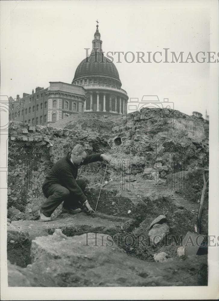 1956 Press Photo Saxon Period Huts Found During Excavation In London - Historic Images