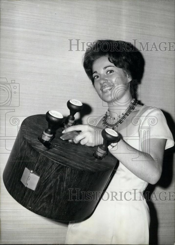 1960 Press Photo Alittle bar made of wood in form of a bag - Historic Images