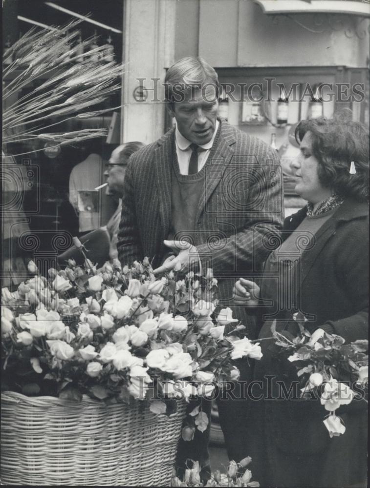 1965 Press Photo American Actor Ken Clark Buys Flowers - Historic Images