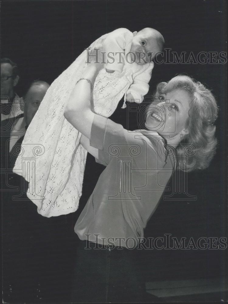 1979 Press Photo Dancer&#39;s Daughter Christened On Stage - Historic Images