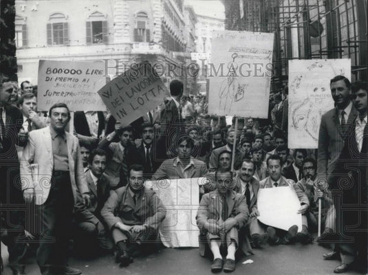 Press Photo Sit In Demonstration, Strike, Rome Central Post Office, Italy - Historic Images