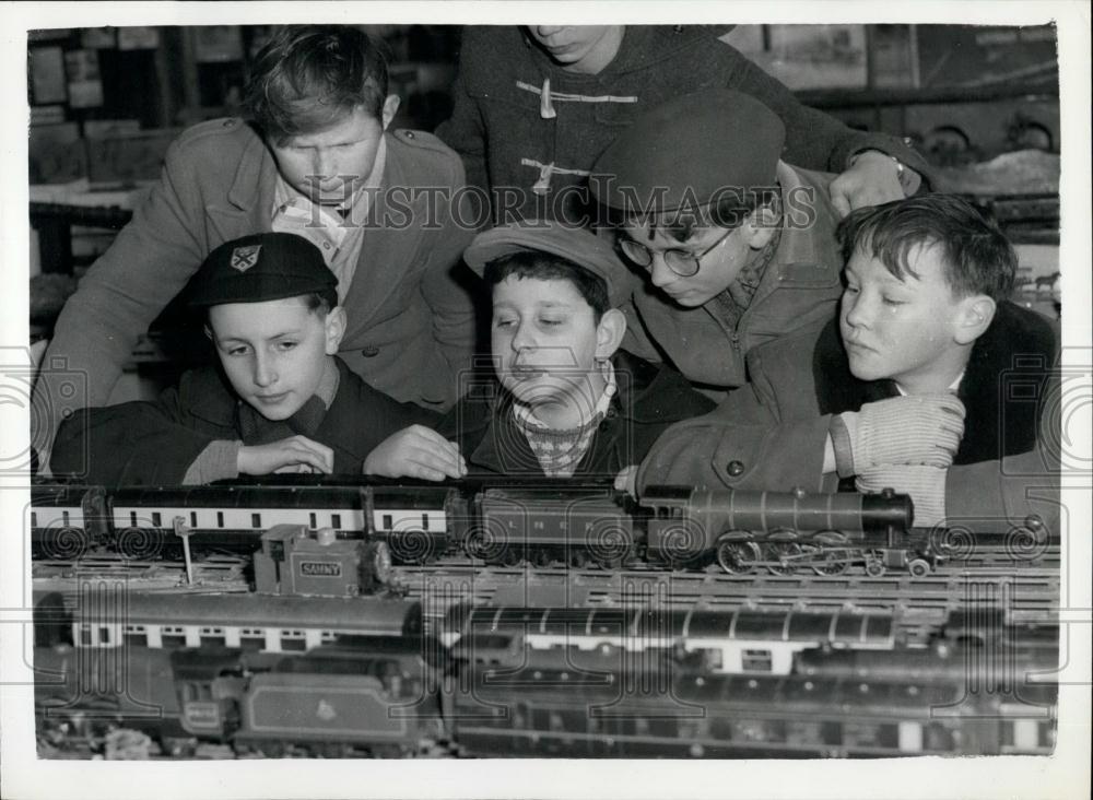 1961 Press Photo Schoolboys Own Exhibition Opened In London - Historic Images