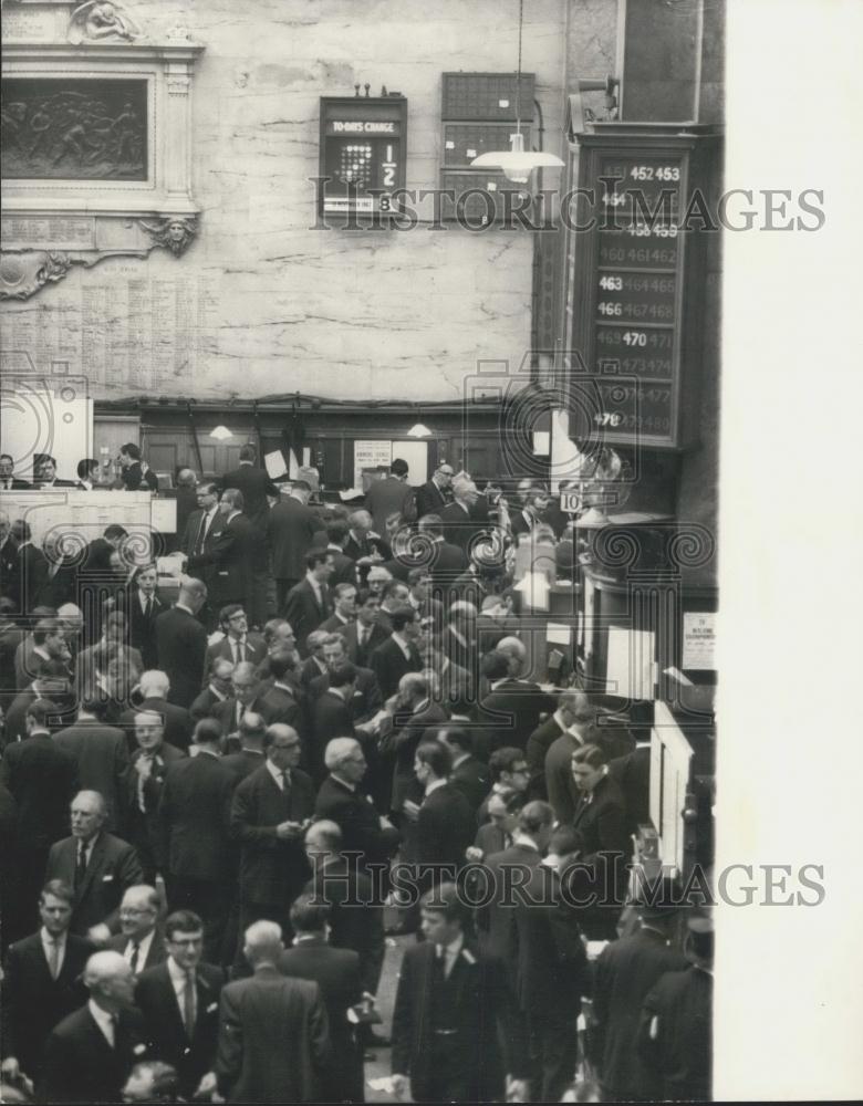 1968 Press Photo busy scene inside the Stock Exchange - Historic Images