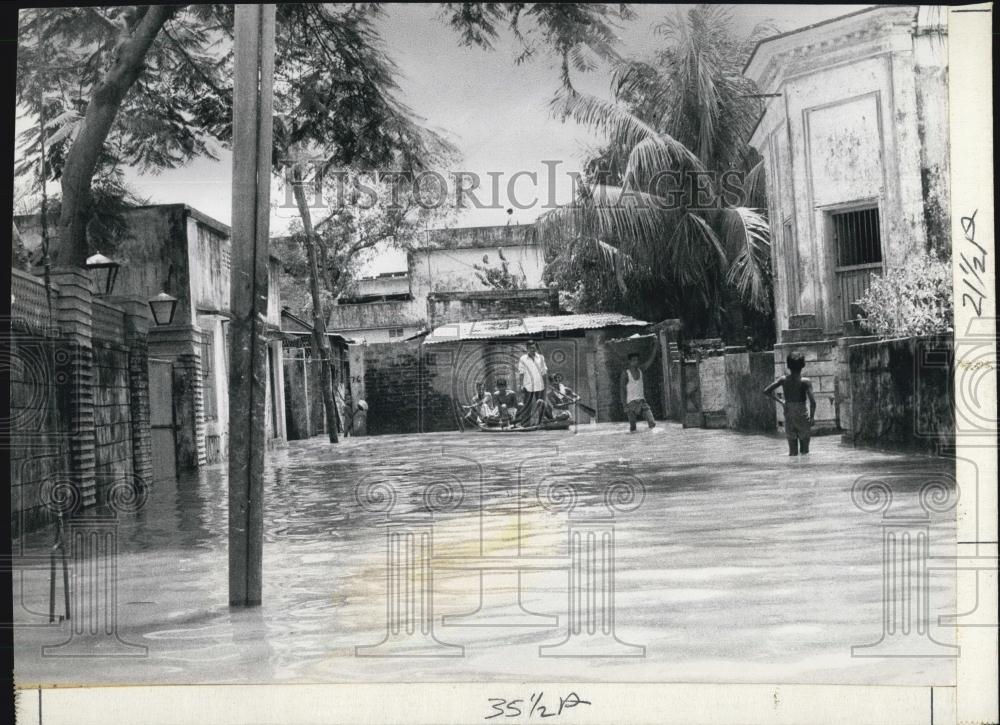 1974 Press Photo Dhaka City in the Indian floods - Historic Images