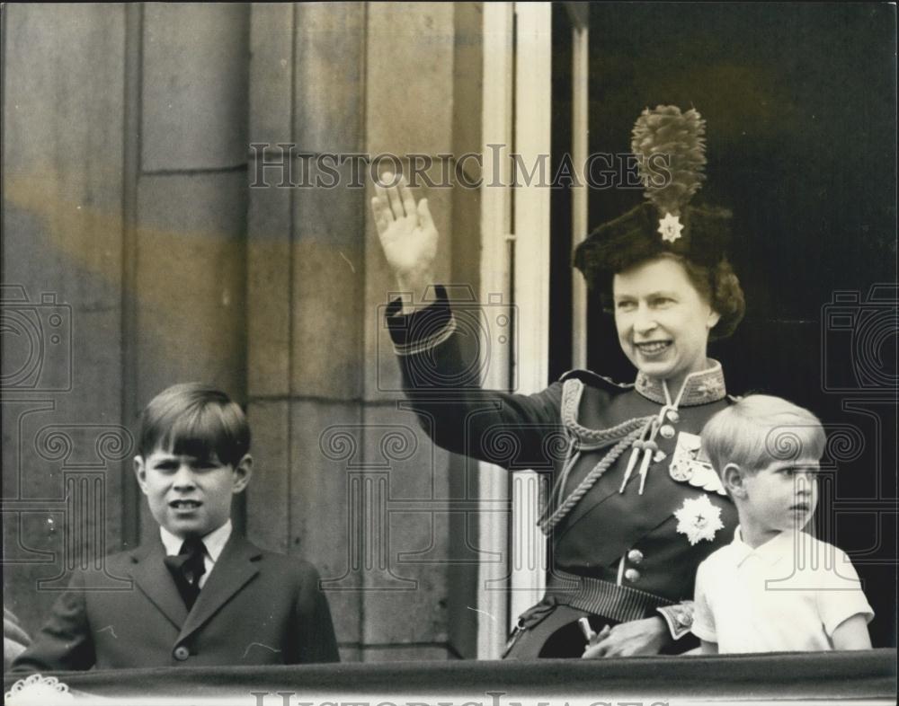 1968 Press Photo H.M. Queen And Members Of The Royal Family On The Balcony - Historic Images