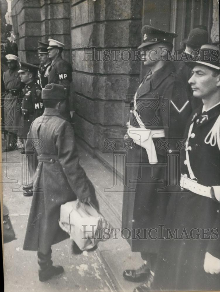 1954 Press Photo Little Iwan Enters Four Power Conference Building Diplomatic - Historic Images