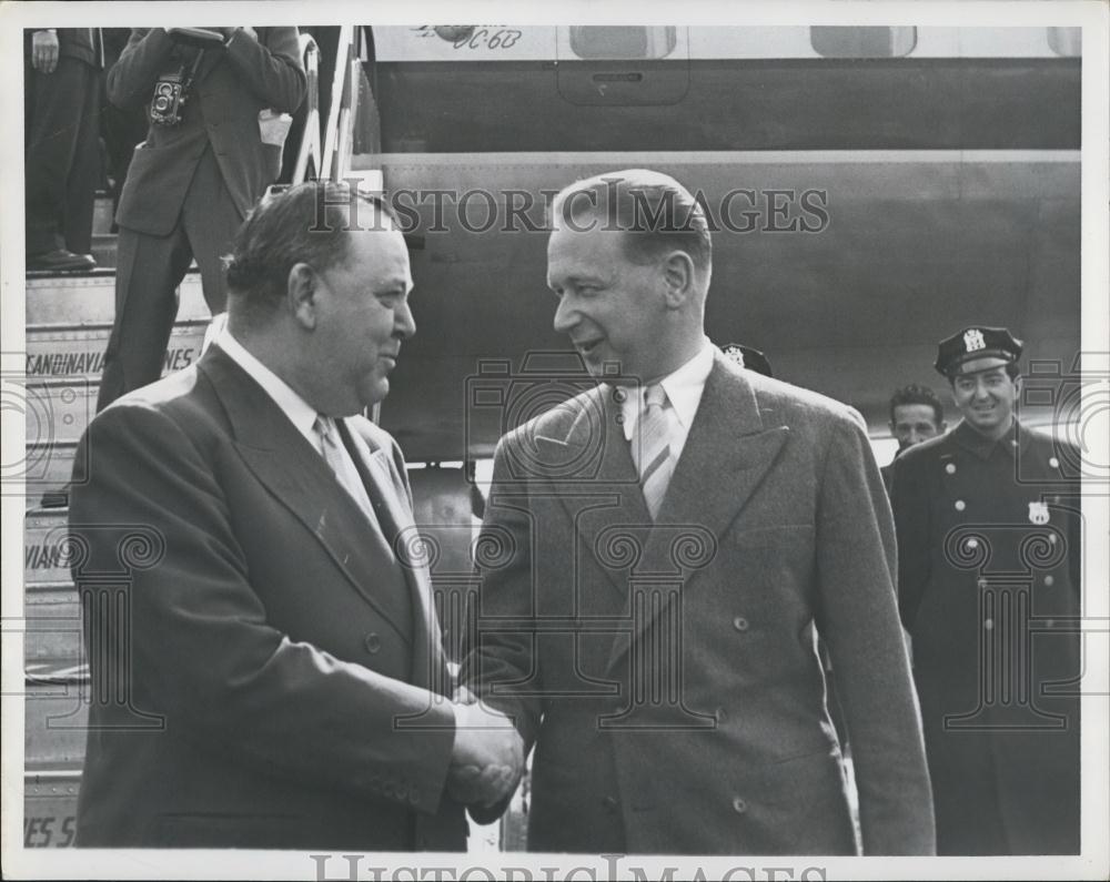 1953 Press Photo Trigve Lee Greets Dag Hammarskjoeld, New UN Secretary General - Historic Images