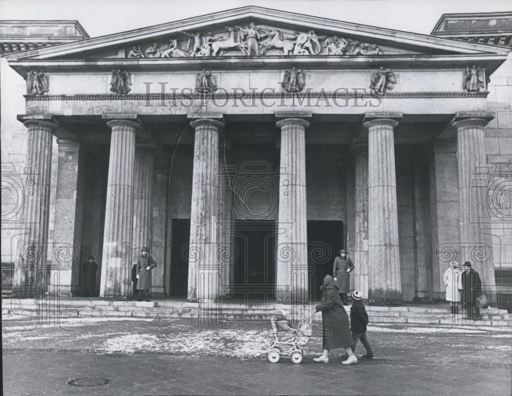 Press Photo East Berlin Memorial For Military Victims At Unter Den Linden - Historic Images