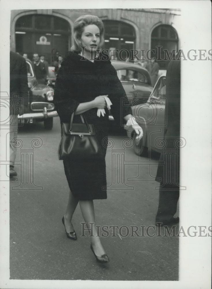 1960 Press Photo Sarah Skinner leaves court - Historic Images