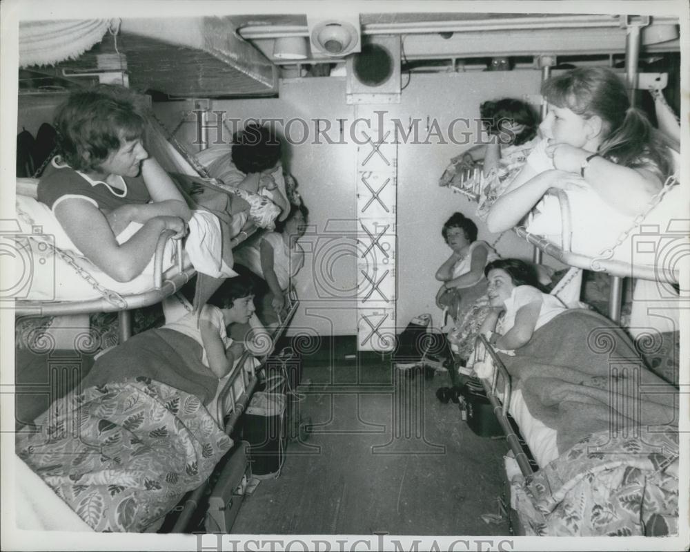 Press Photo Bedtime in the Girls Dormitory - Bunk -Style - Historic Images