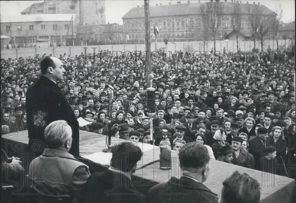 1957 Press Photo Hungary's MinisterBela Biszkum Speaking Crowd Budapest Street - Historic Images