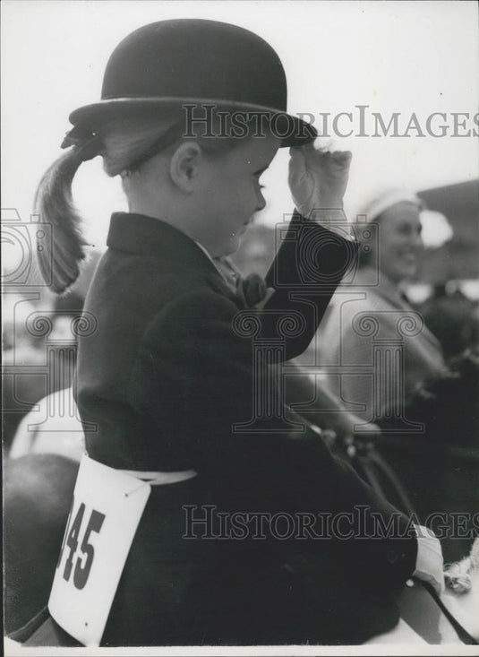 1958 Press Photo Elfrida Ma Seated On Her Mount - Historic Images