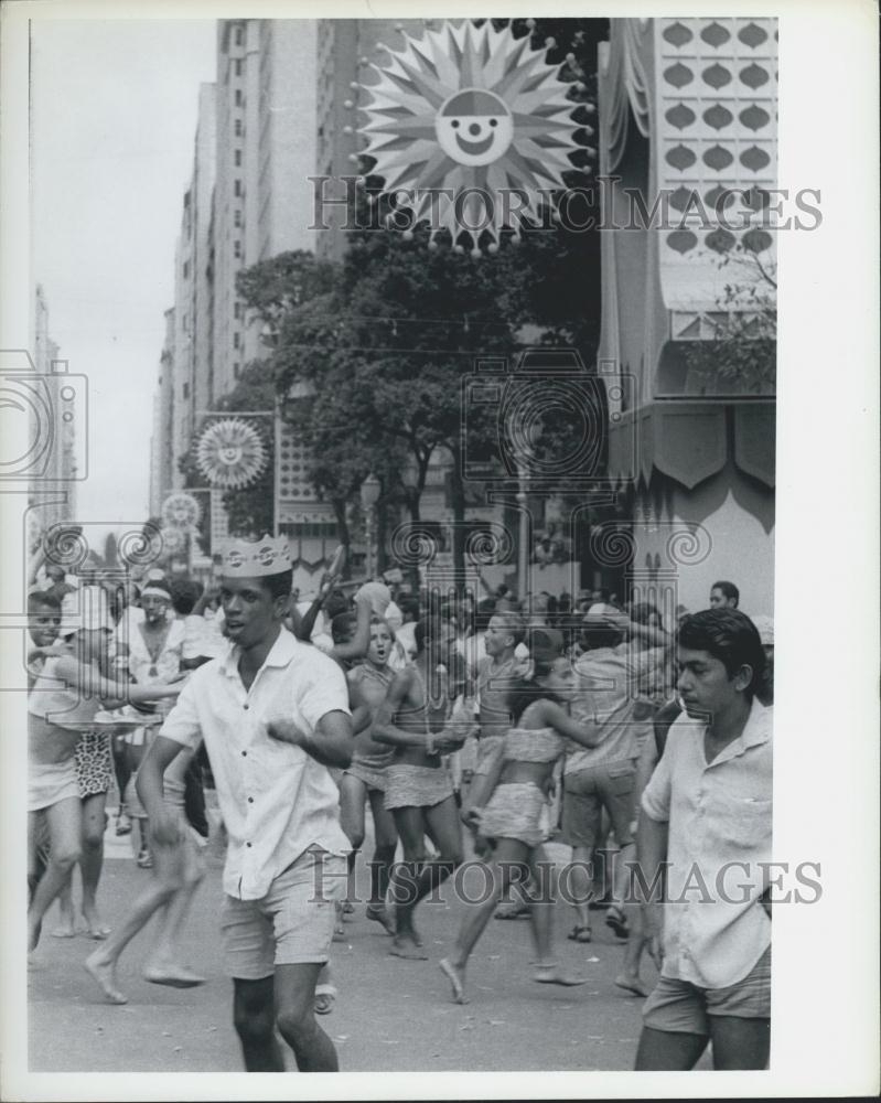 Press Photo Rio Carnival: Parade of the Samba Schools at the Aveinda Pres. Verge - Historic Images