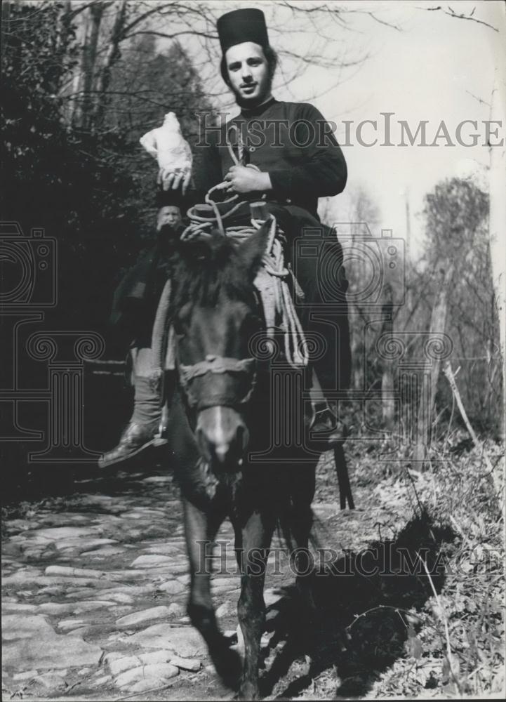 Press Photo Man Riding Horse - Historic Images