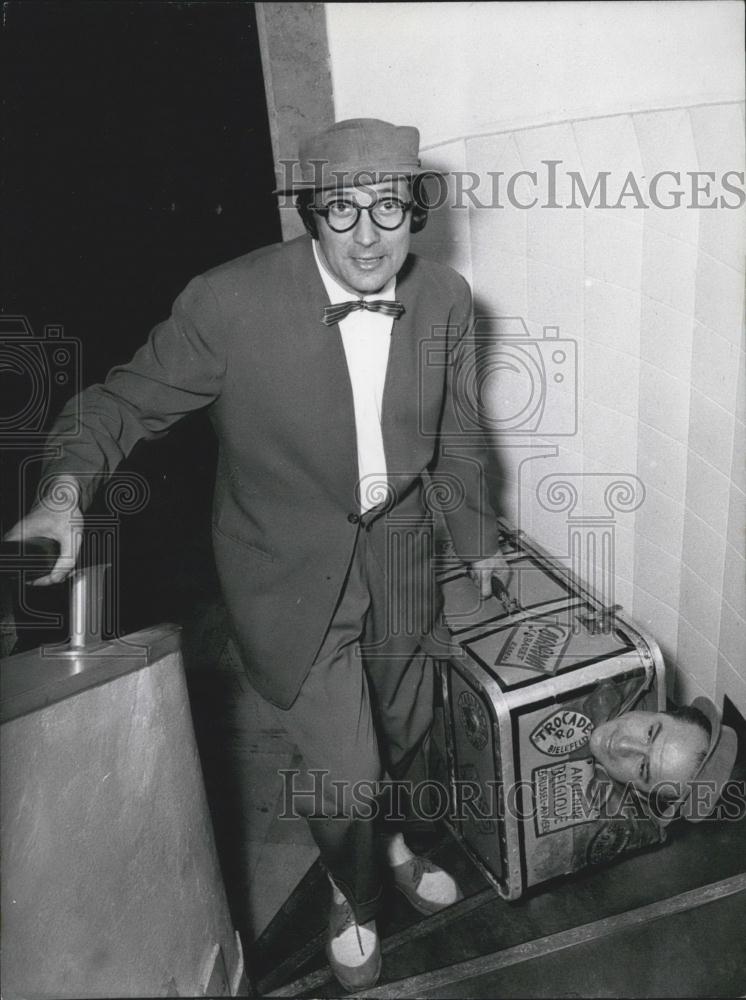 Press Photo Pepps Brothers Arrive In Hamburg - Historic Images