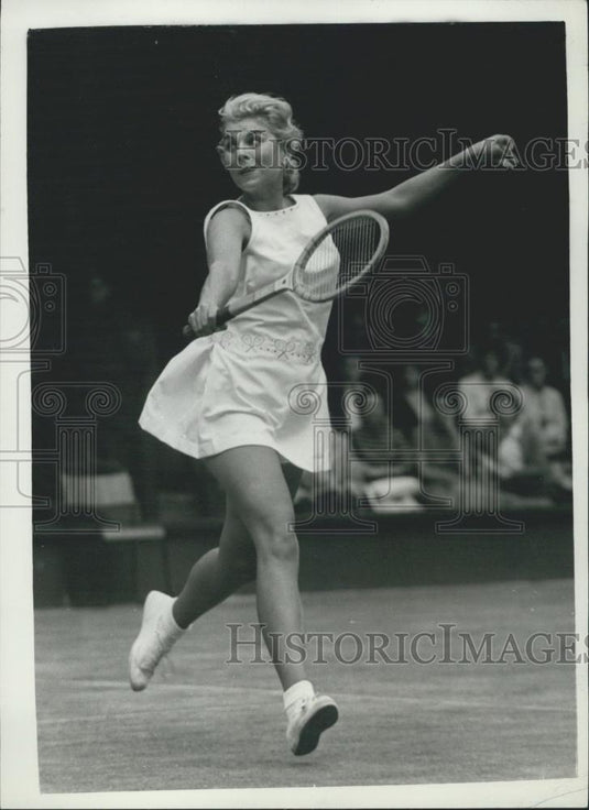 1958 Press Photo Katherine Fageros USA Vs S Moore In Wimbledon Championships - Historic Images