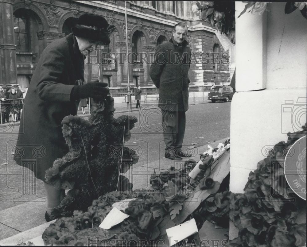 1970 Press Photo Woman Places Cenotaph Wreath For Husband For 55 Years-Whitehall - Historic Images