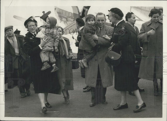 1956 Press Photo Hungarian Refugees Arrive in England At Blackbushe-Social Wrkrs - Historic Images