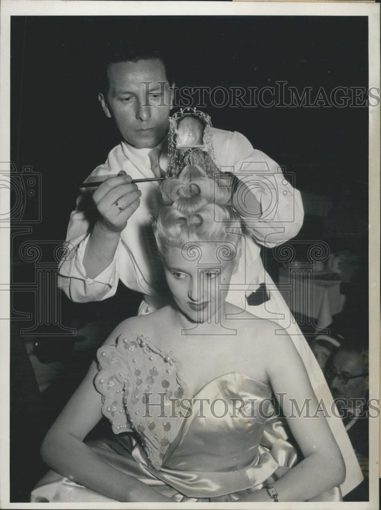 Press Photo Master hairdressers in carnival mood - Historic Images