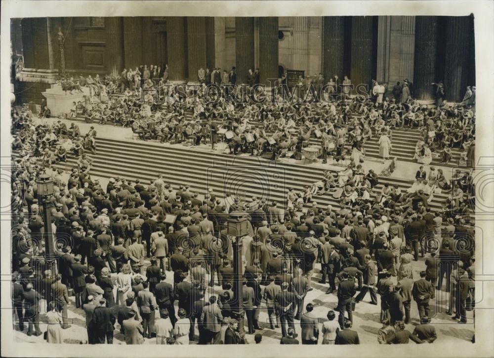 1959 Press Photo Lunch crowd in front of St. Paul&#39;s Cathedral - Historic Images