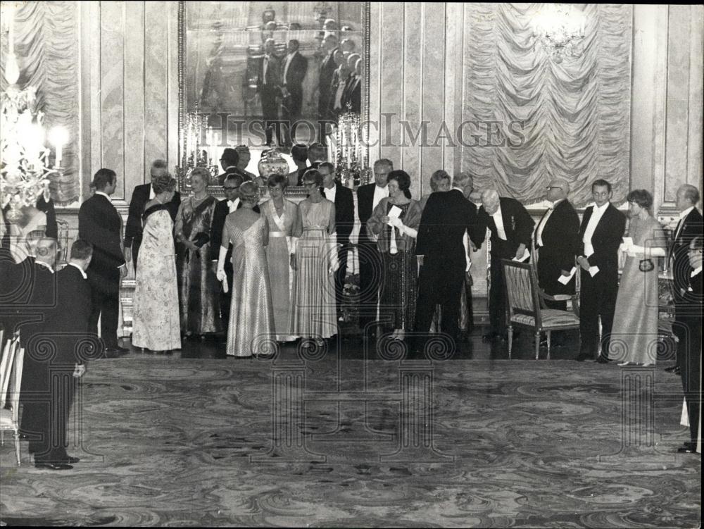 1969 Press Photo Nobel Prize Ceremonies Dinner Royal Family Greeting Guests - Historic Images