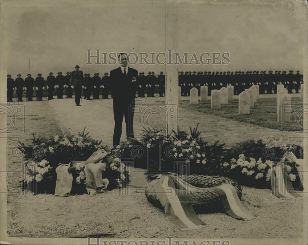 1956 Press Photo Hungary Celebrates Liberation-Wreaths For Brit War Heroes - Historic Images