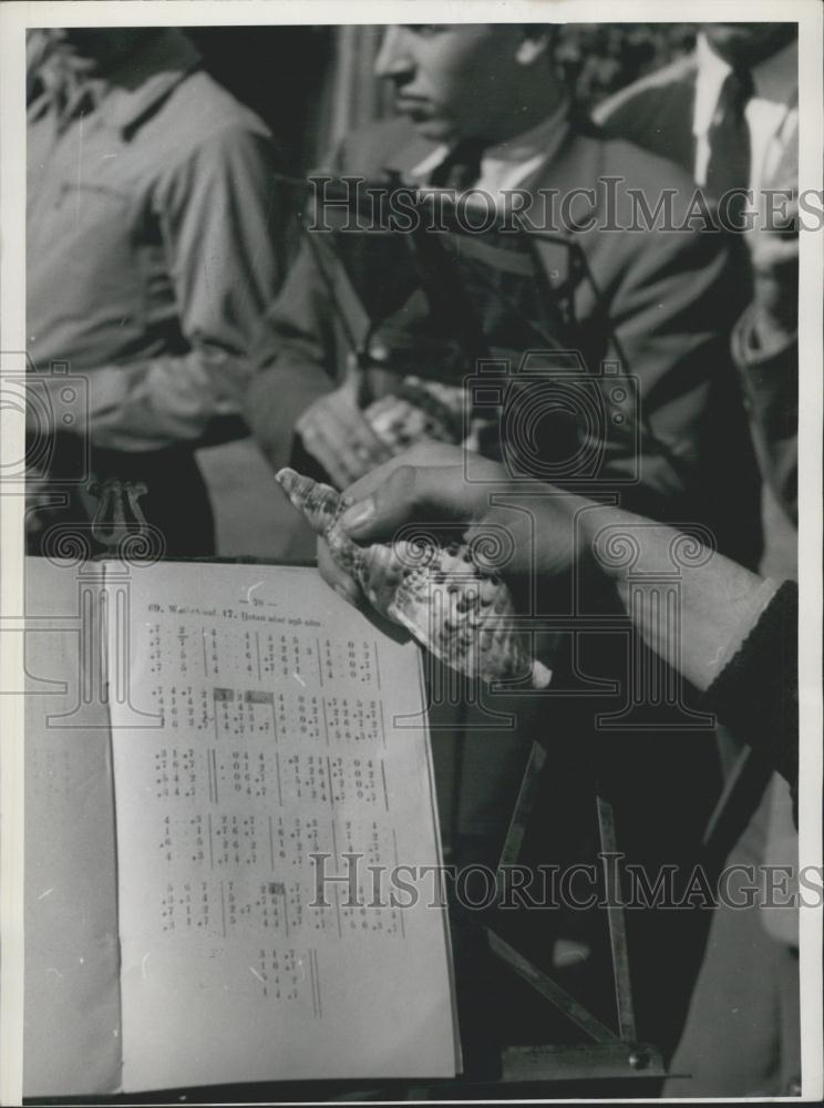 1953 Press Photo Large and small shells are used by German missionaries - Historic Images