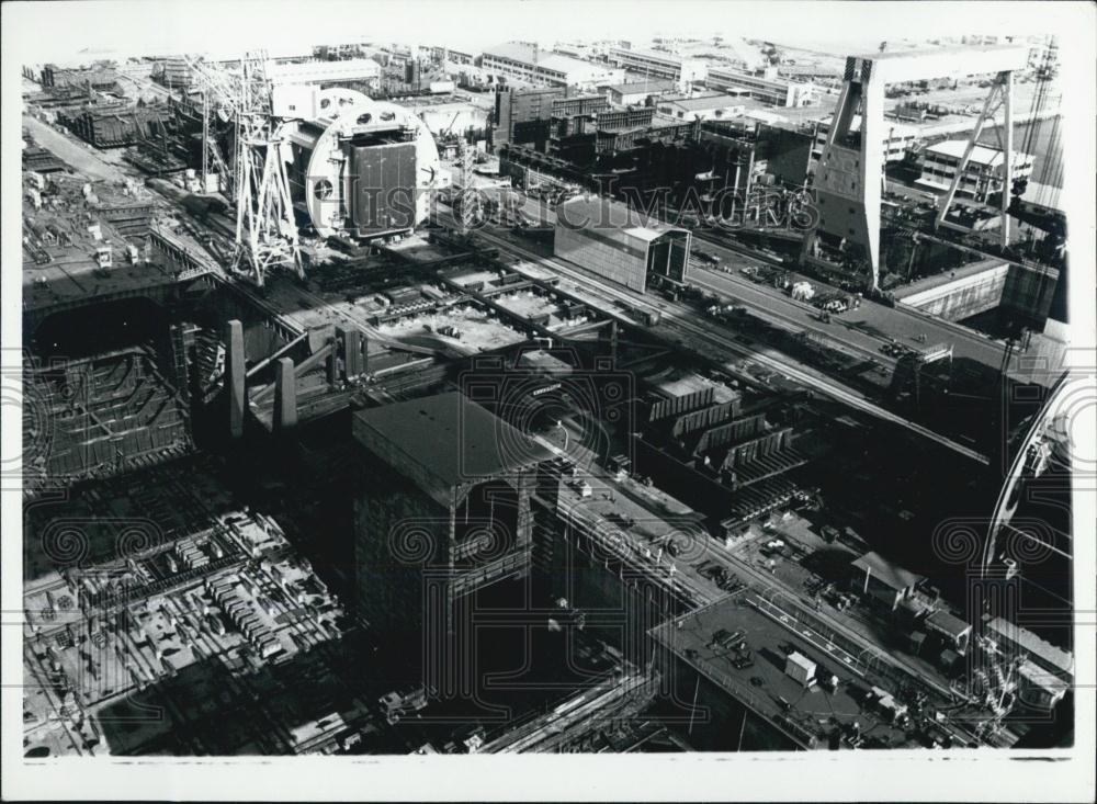 1977 Press Photo Shipbuilders in Tokyo Japan - Historic Images