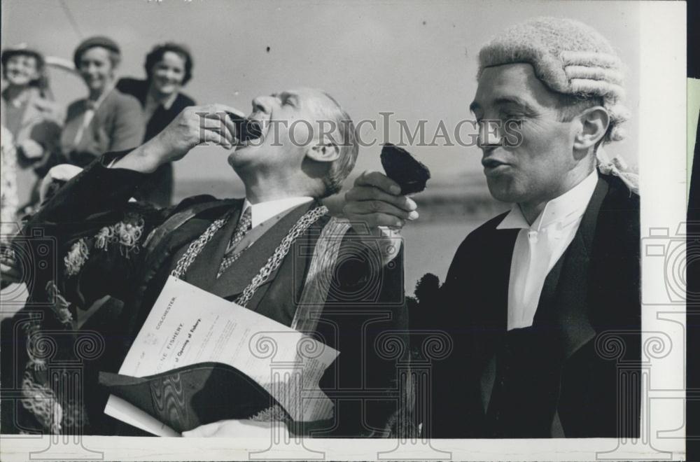 1951 Press Photo Colohester Oyster Season Opens Mayor of Colohester Eats One - Historic Images