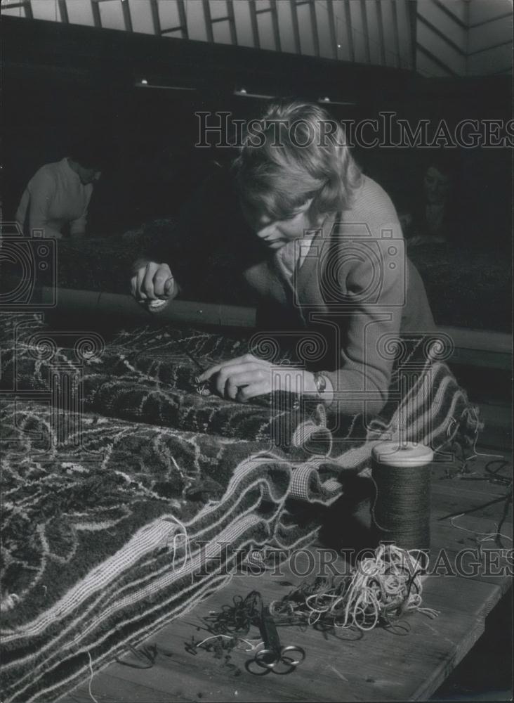 Press Photo Girls Hand Sewing Huge Rugs During Manufacturing Wiltons-London - Historic Images