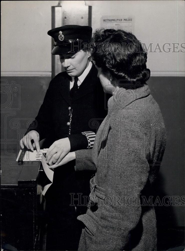 Press Photo Arrested woman being fingerprinted - Historic Images