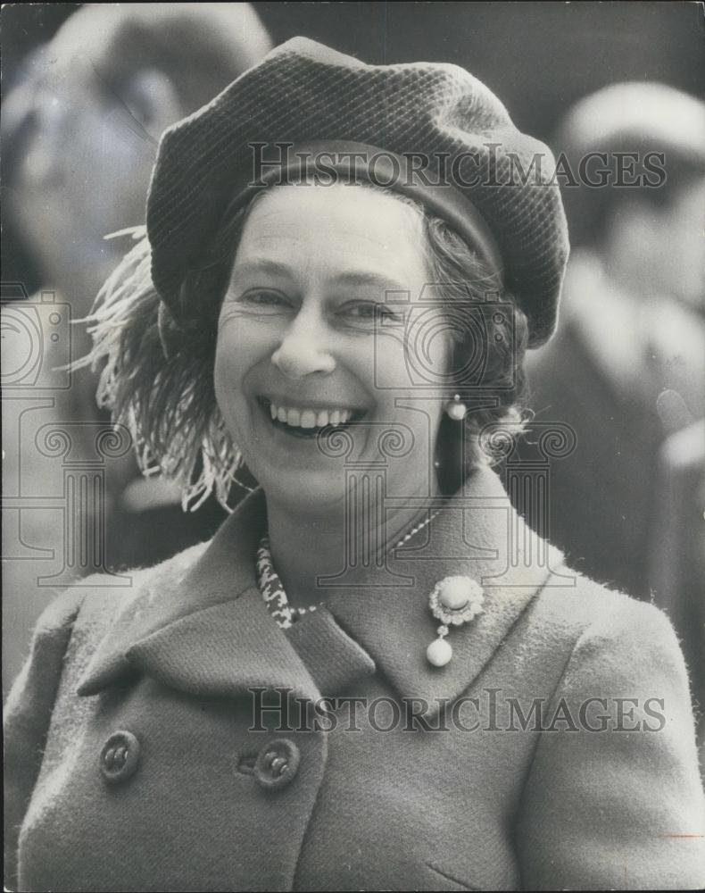 1974 Press Photo The Queen smiled happily as she celebrated her 48th birthday - Historic Images