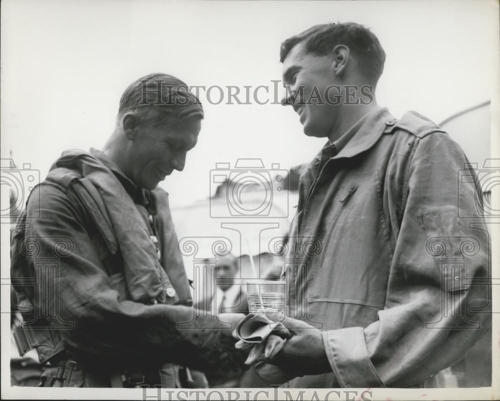 1959 Press Photo Commander Martin congratulates Lieut J. Westlake - Historic Images