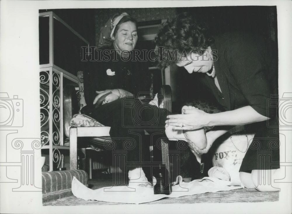 1959 Press Photo Dr. Barbara Moore Gets Attention For Her Feet - Historic Images