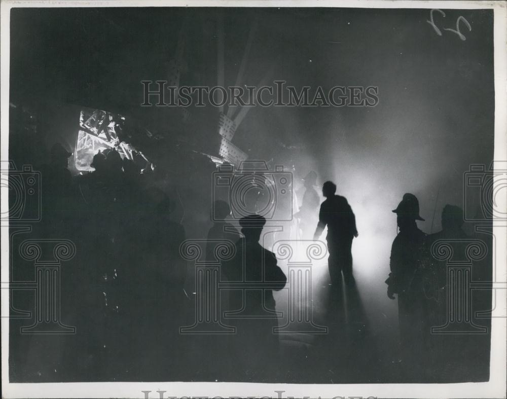 1957 Press Photo Rescuers Silhouetted Lewisham Rail Disaster Crash Site - Historic Images