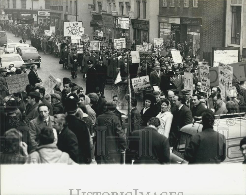 1968 Press Photo Associated Electrical Industries protestors - Historic Images