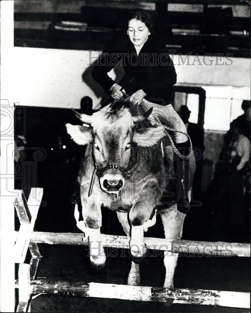 Press Photo Kathi Mosl, Cow Riding - Historic Images