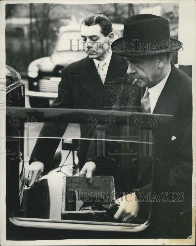 1953 Press Photo Scotland yard Detective investigating the brutal murder - Historic Images