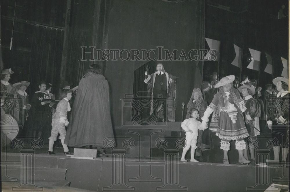 1956 Press Photo Victor Hugo&#39;s play &#39;Cromwell - Historic Images