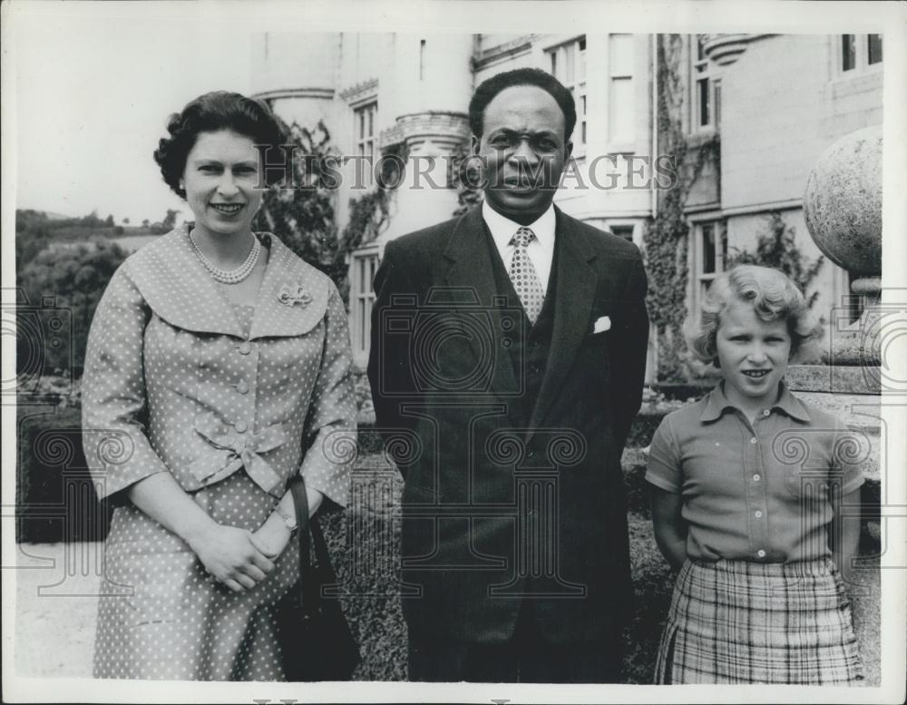 1959 Press Photo Channels prime minister sees the queen at baimororal castle - Historic Images