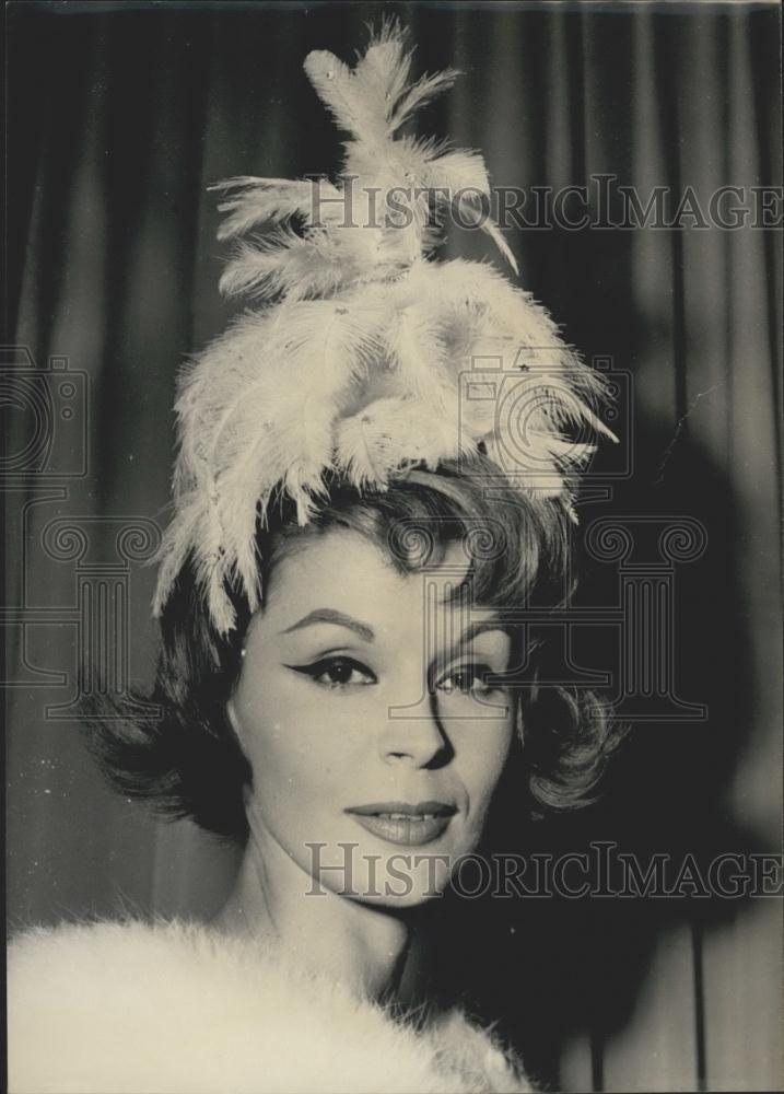 1958 Press Photo French Hairddresser Fernande Aubry Xmas Style With Feathers - Historic Images