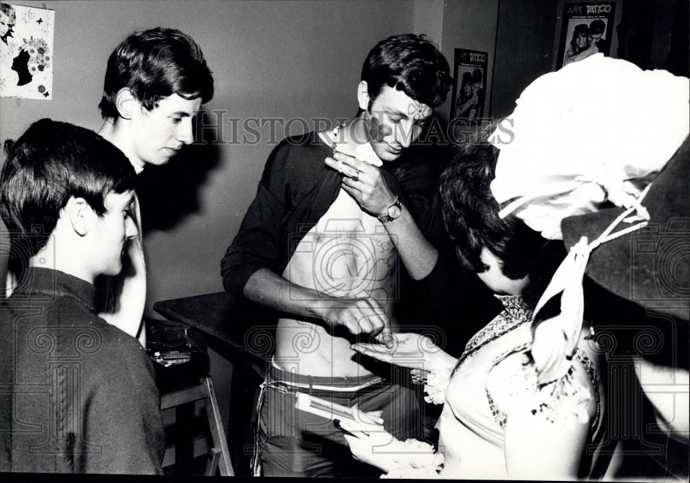 Press Photo Fad/Tattoos With Felt Tipped Pens/Markers - Historic Images