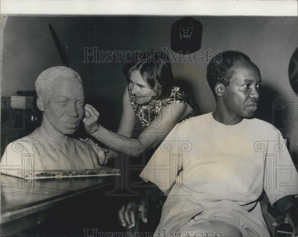 1966 Press Photo President Nyerere Is Sculpted By British Sculptress Clara Quien - Historic Images