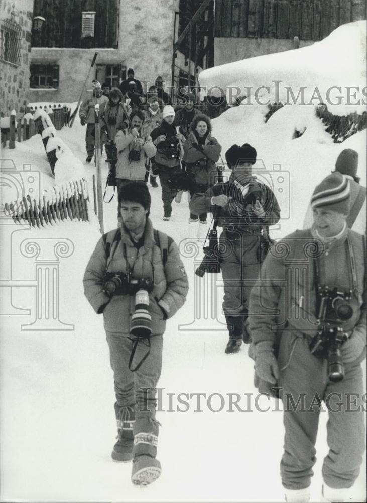 1988 Press Photo Crowds Photographers Follow Royals Klostters Skiing Holiday - Historic Images