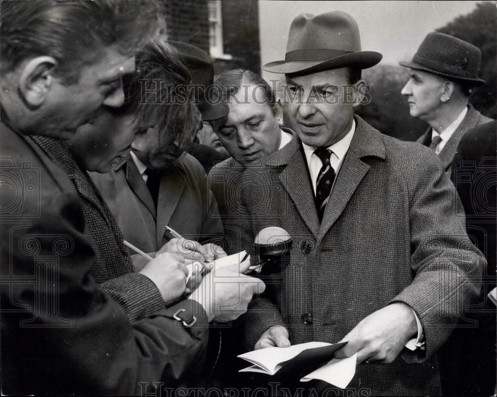 1966 Press Photo Det-Supt. Charles Hewitt gives press interview - Historic Images